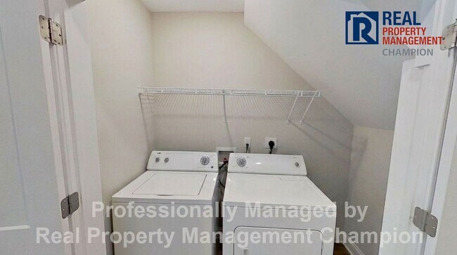 Building Photo - Beautiful 3 BD/2 BA End Unit Townhome in Leland