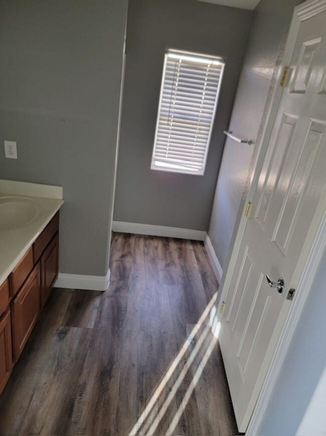 Building Photo - 3 Bedroom Townhouse with a backyard