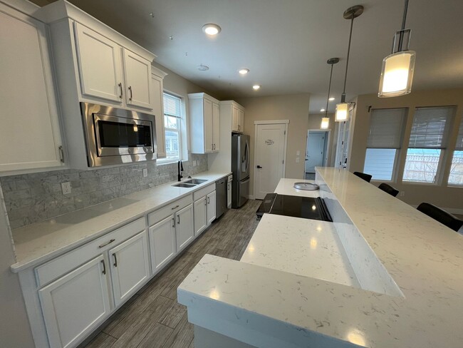 Building Photo - Large Daybreak home!