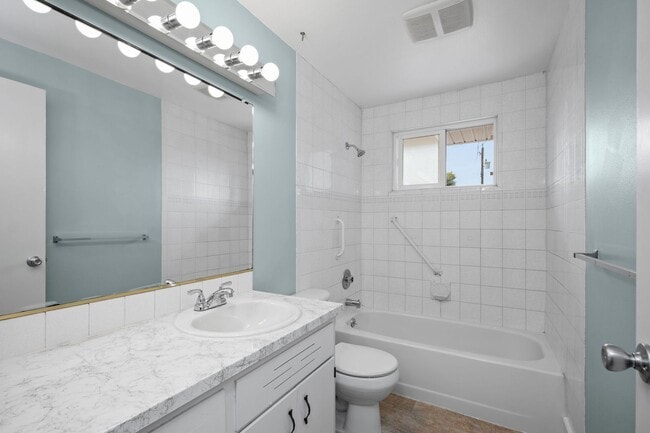 Building Photo - 4 Bedroom Northeast Spokane Home - Availab...