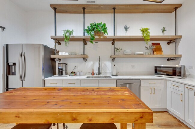 Building Photo - 3448 N Clark St