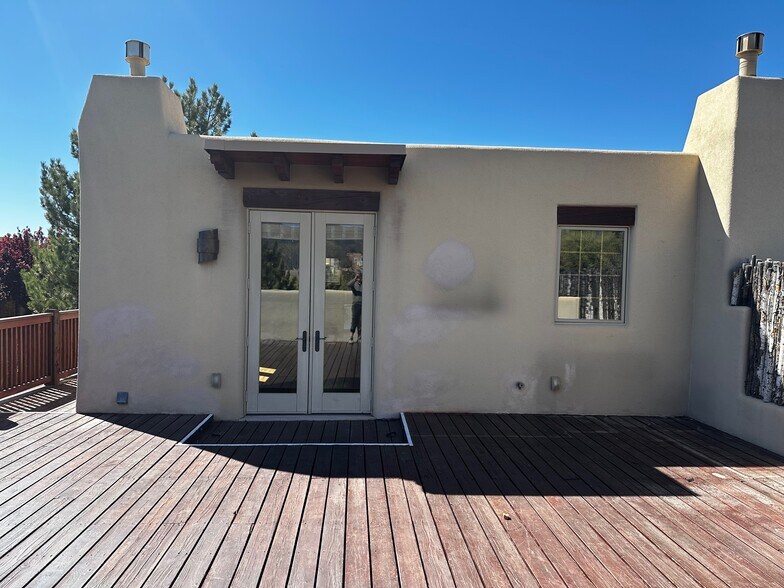 Large sunny deck with mountain & city views - 501 Rio Grande Ave