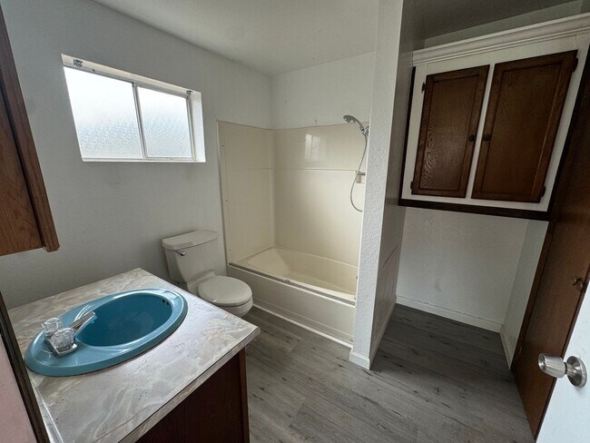 Building Photo - 3 bedroom house with a guest house