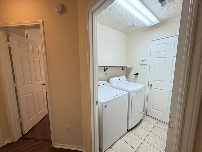 Building Photo - 9614 Ashwood Valley Dr