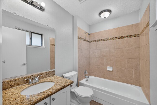 Building Photo - 811 Lochmoor Ln