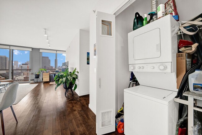 Building Photo - 910 W Huron St