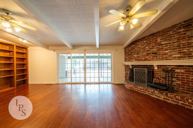 Building Photo - Fig Garden area Large Home, 4BR/3BA, Pool - Lots of Amenities!