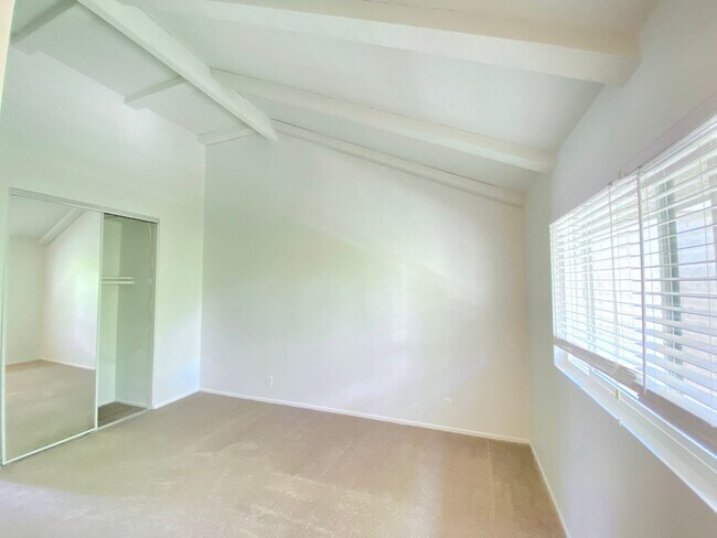 Building Photo - Beautiful 2 bed 2.5 Bath, Newport Beach