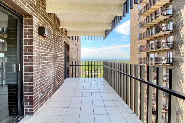 Building Photo - Gorgeous highrise apartment in Washington ...