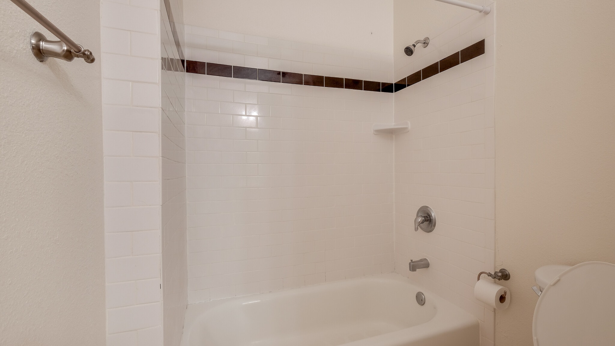 Hall Bathroom Shower - 536 E Gwinnett St