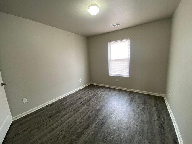 Building Photo - Beautiful 3bed/2bath Home