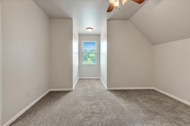 Building Photo - Gorgeous Executive Home - Open Plan - Stor...