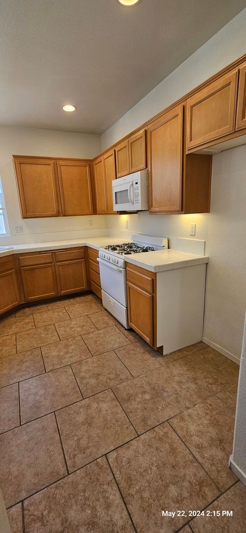 Building Photo - Autumn Glenn Large Two Story Home Near Sho...