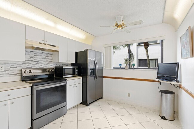 Building Photo - 15450 Pembridge Ave