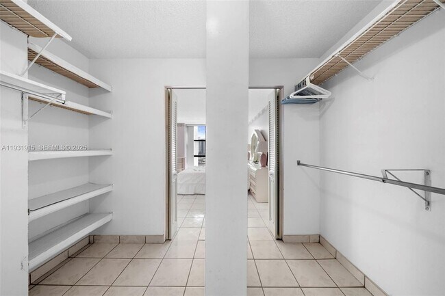 Building Photo - 1000 Parkview Dr