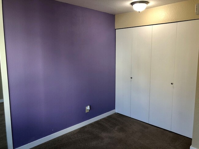 Building Photo - Updated 2 Bedroom Condo in Prime Redmond L...
