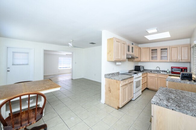Building Photo - 510 Sharon Cir