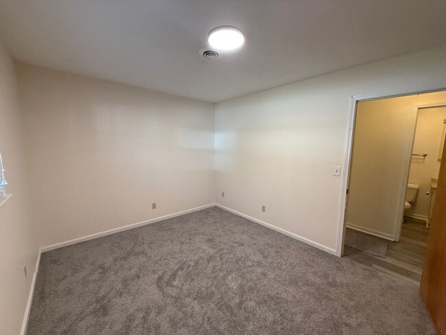 Building Photo - Lone Oak House