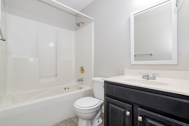 Building Photo - 3 bed / 3 bath. Parking. Pet Friendly.