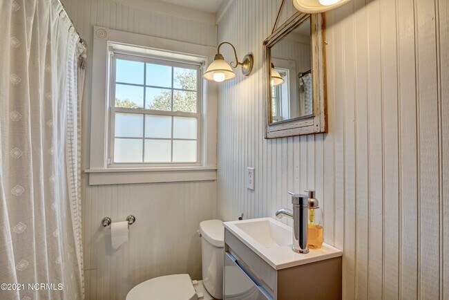 Building Photo - 2681 Island Dr