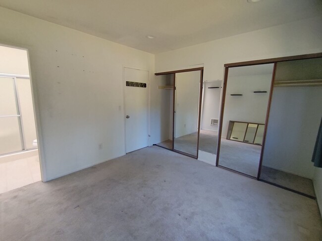 Building Photo - Bright and Remodeled 2 Bed 2.5 Bath Townho...