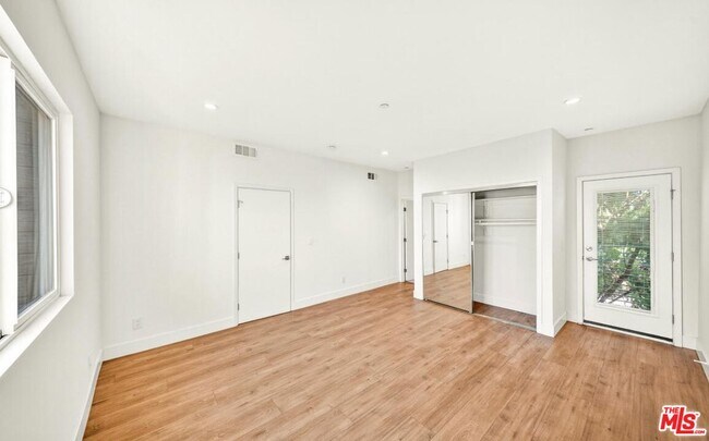 Building Photo - 5641 Riverton Ave