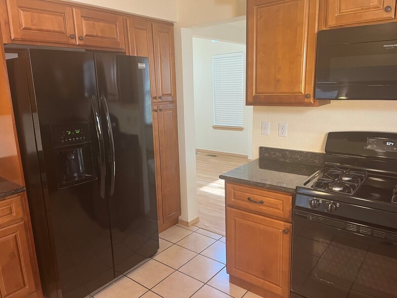 Kitchen - 10710 Kimball St