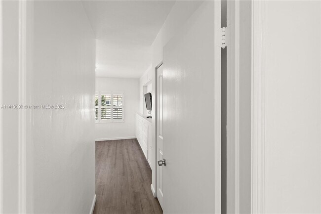 Building Photo - 601 Vilabella Ave
