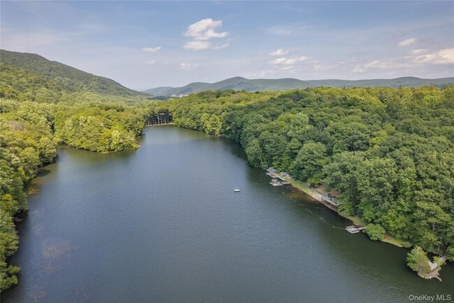 Building Photo - 77 Lake Dr