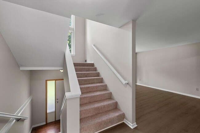 Building Photo - 304 Pondridge Cir