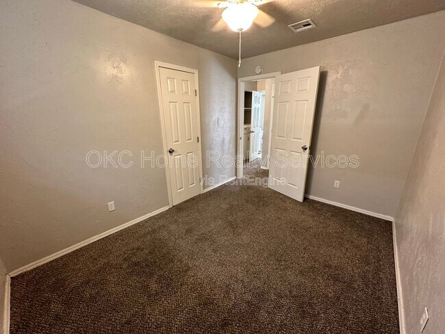 Building Photo - 8417 S Villa Ave