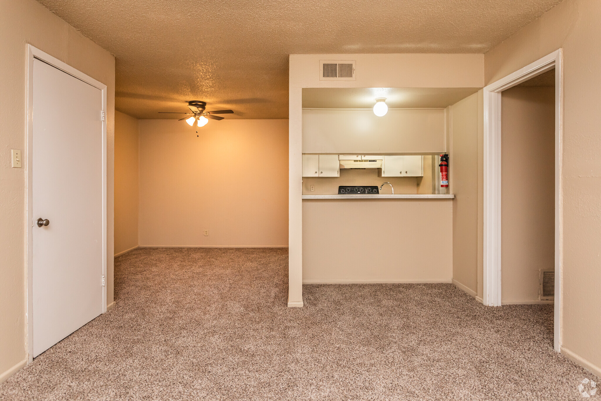 1BR, 1BA - 812SF Living & Dining - Broadway Place