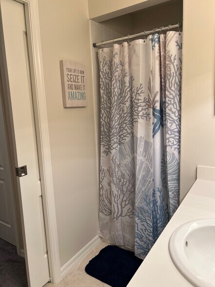 Building Photo - 16635 Lake Circle Dr