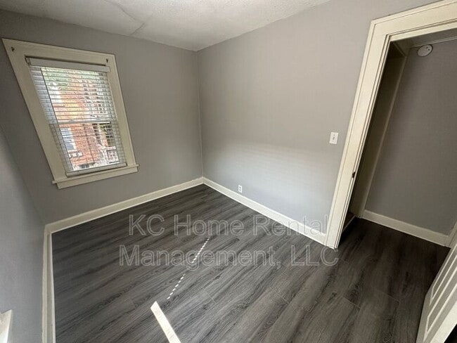 Building Photo - 1112 W 41st Ter