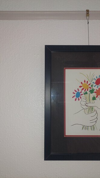 Picture rail to arrange your artwork - 12103 Viewpoint Dr