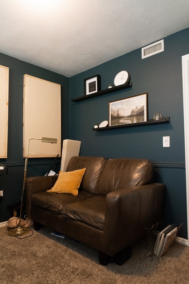 Building Photo - Orem Condo