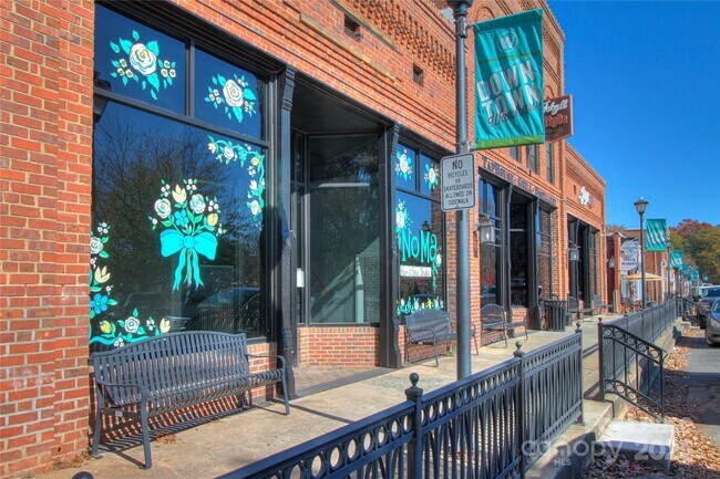 Building Photo - 1444 Ridgehaven Rd