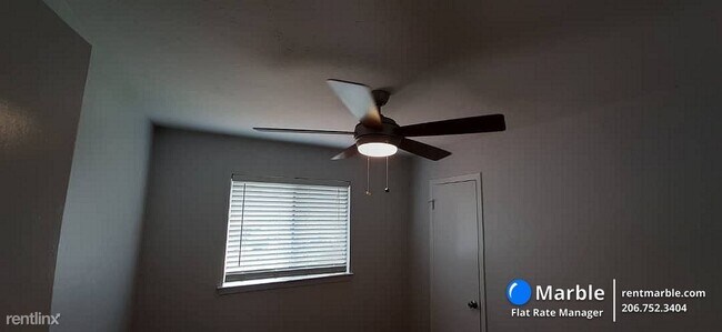 Building Photo - 4 br, 2.5 bath Townhome - 2207 Montclair Dr