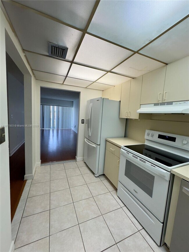 Building Photo - 9359 Fontainebleau Blvd