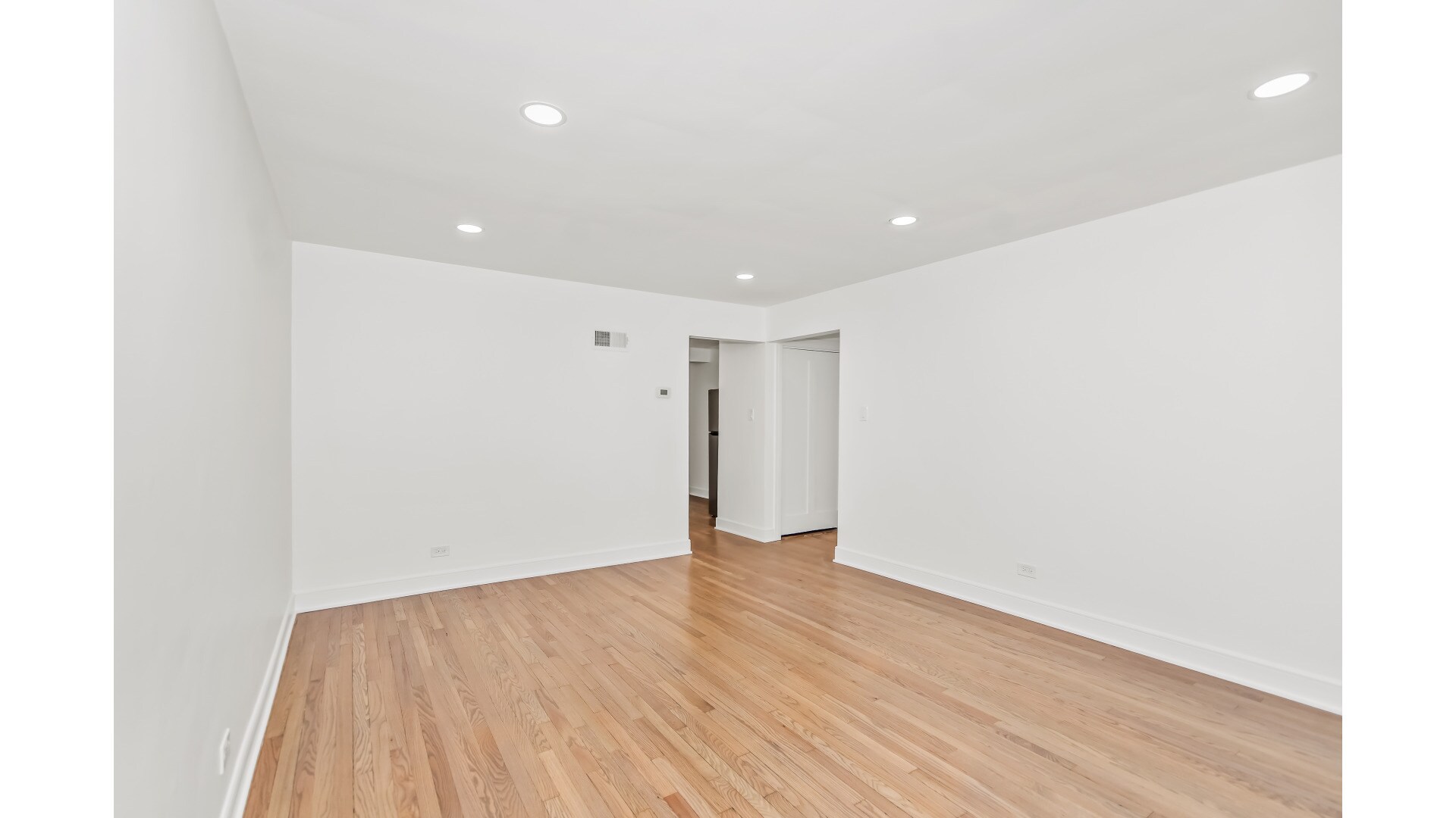Building Photo - 8914 Lamon Ave