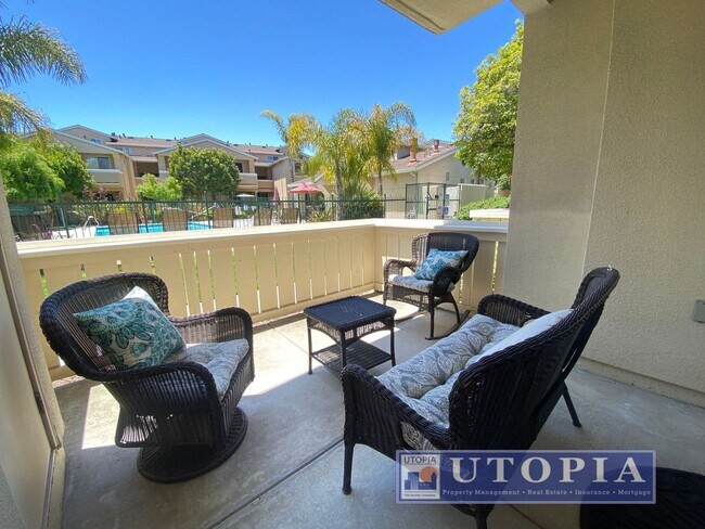 Building Photo - Recently Upgraded, Bi-Level Condo Downtown...
