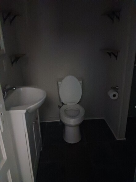 Building Photo - 323 Sortwell St