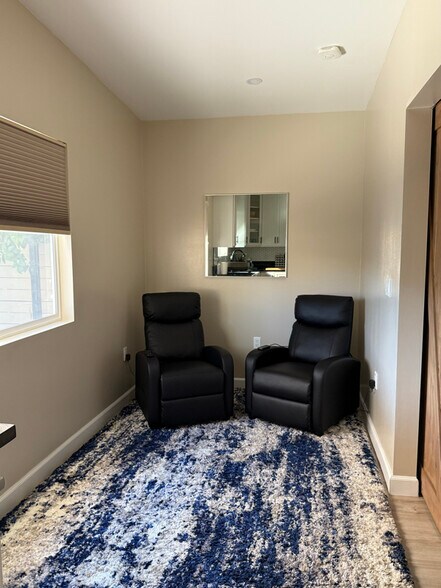 Building Photo - 1519 1/2 W 37th Pl