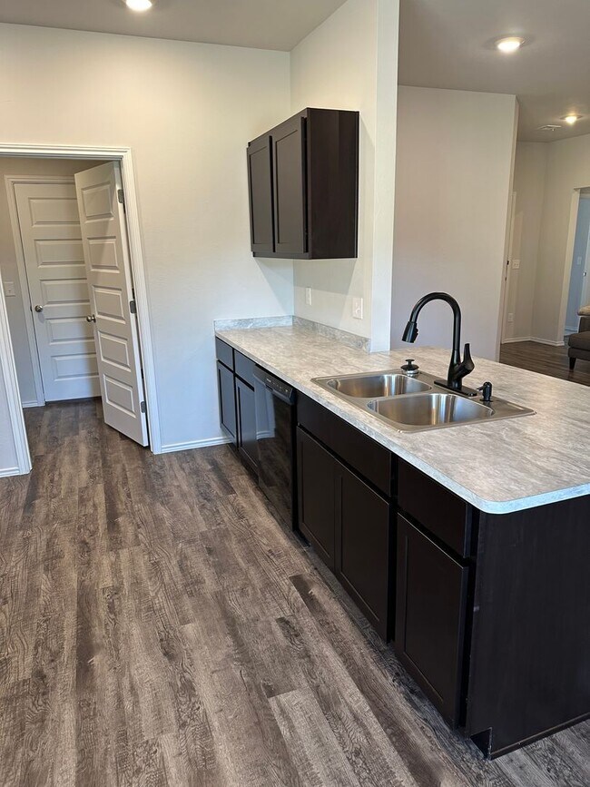 Building Photo - *Pre-leasing* NEWER Three Bedroom | Two Ba...