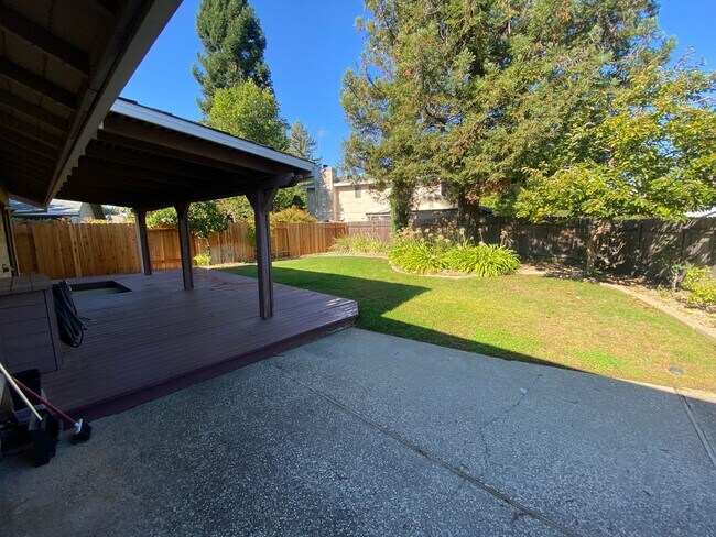 Building Photo - Well Maintained, Large Corner Lot