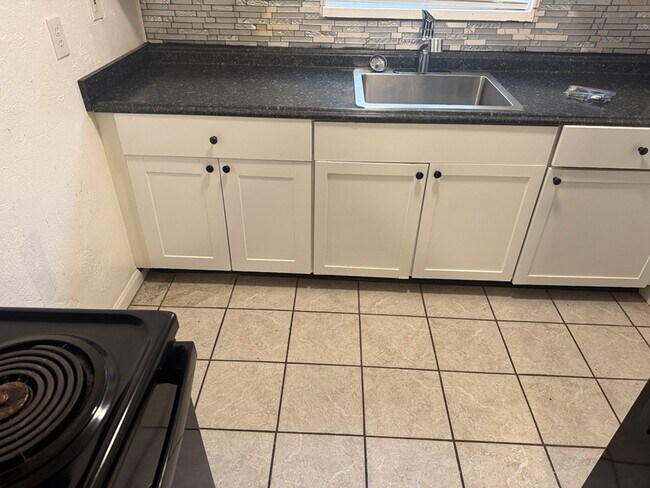 Building Photo - 1903 W Grand Ave