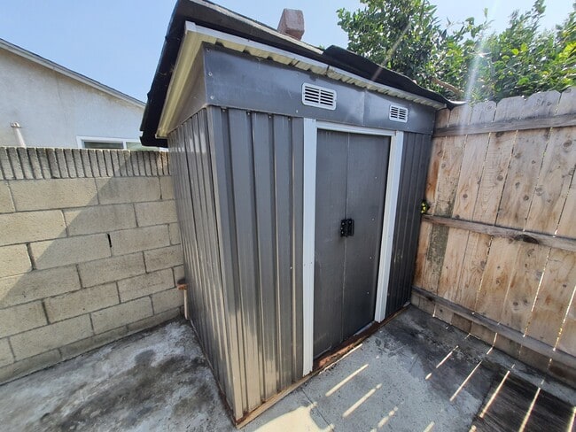 Storage - 6538 San Vincente St