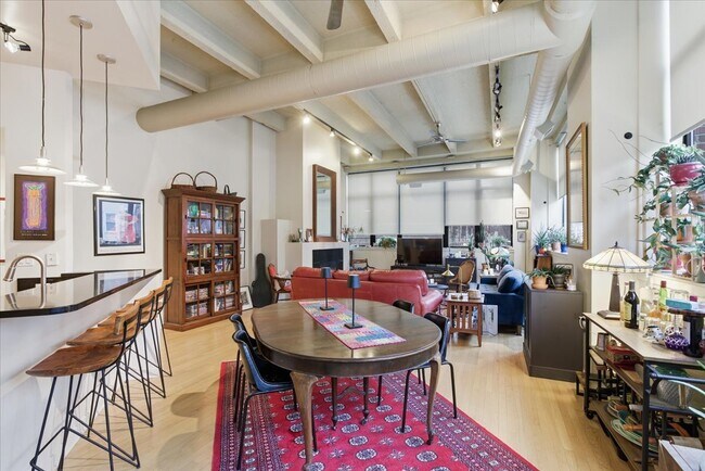 Building Photo - 2600 N Southport Ave