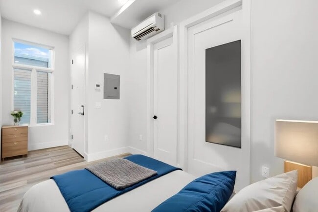 Building Photo - Furnished room/NOT APARTMENT