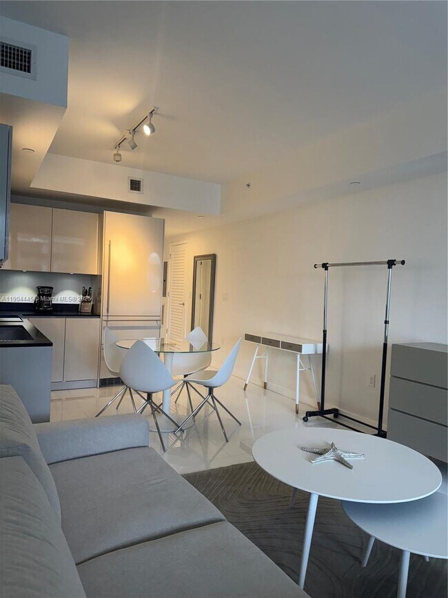 Building Photo - 1010 Brickell Ave